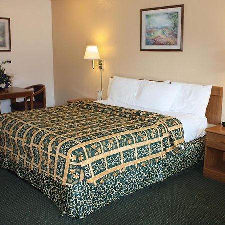 Super 8 By Wyndham Visalia Hotel Exterior photo