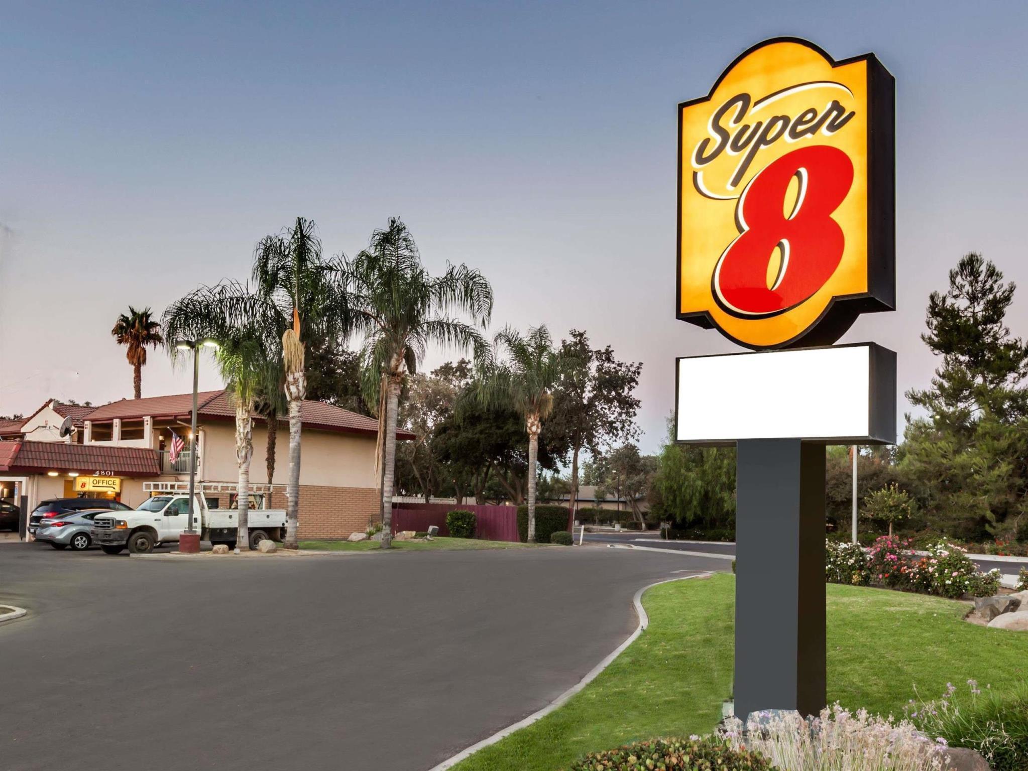 Super 8 By Wyndham Visalia Hotel Exterior photo