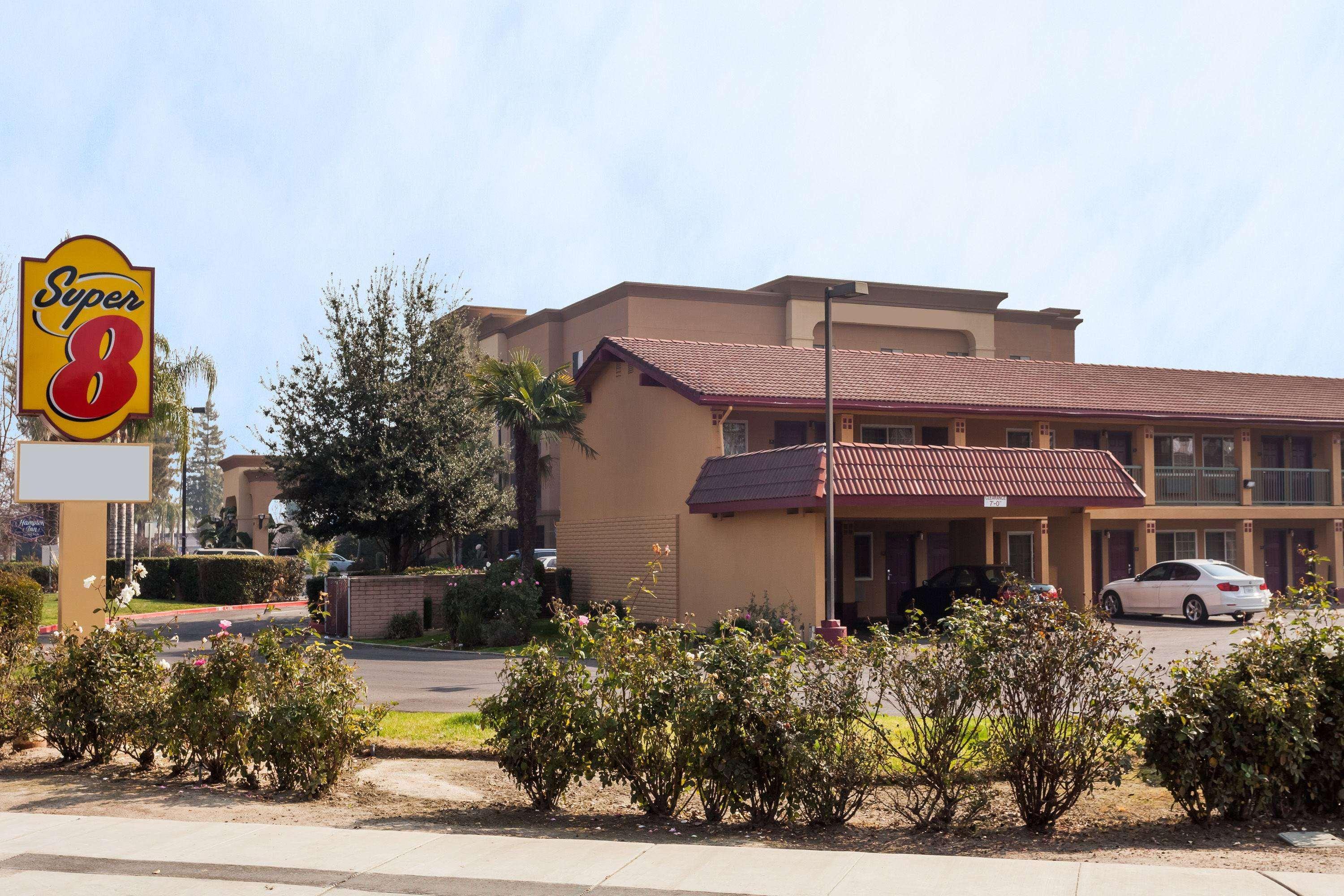Super 8 By Wyndham Visalia Hotel Exterior photo