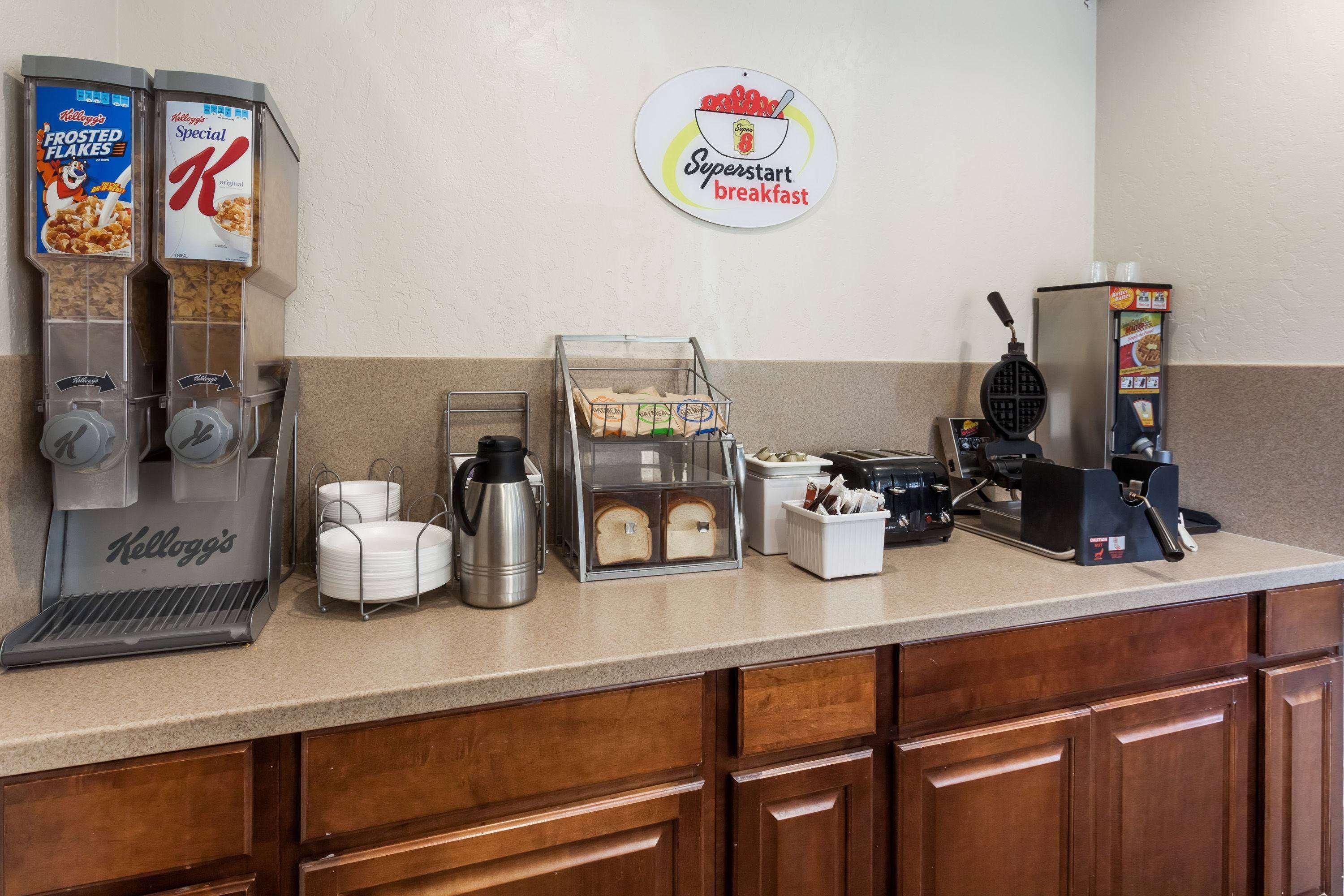 Super 8 By Wyndham Visalia Hotel Exterior photo