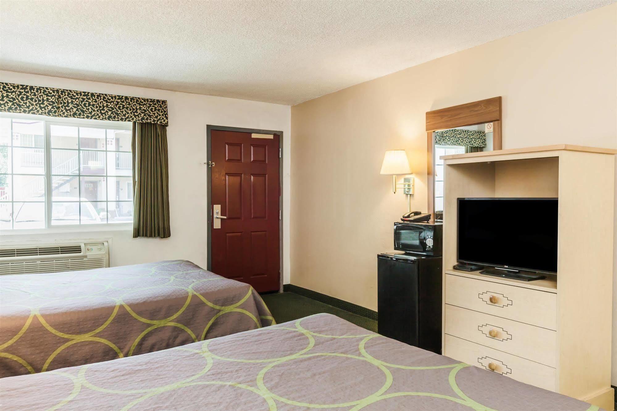 Super 8 By Wyndham Visalia Hotel Exterior photo