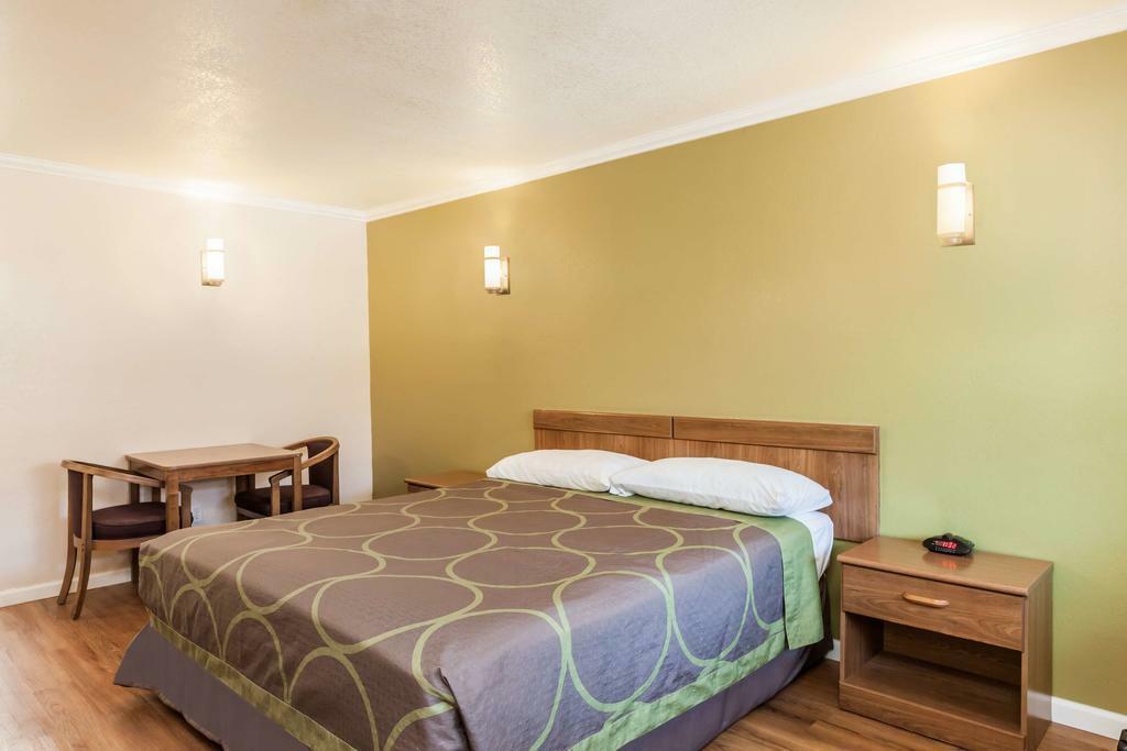Super 8 By Wyndham Visalia Hotel Exterior photo